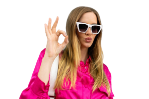 Mujer haciendo una seña de okey porque sabe cómo hacer contenido ugc