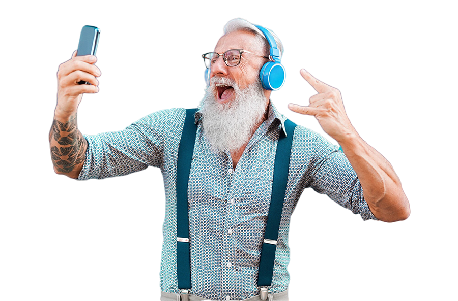 Hombre mayor sacándose un Selfie para crear contenido UGC