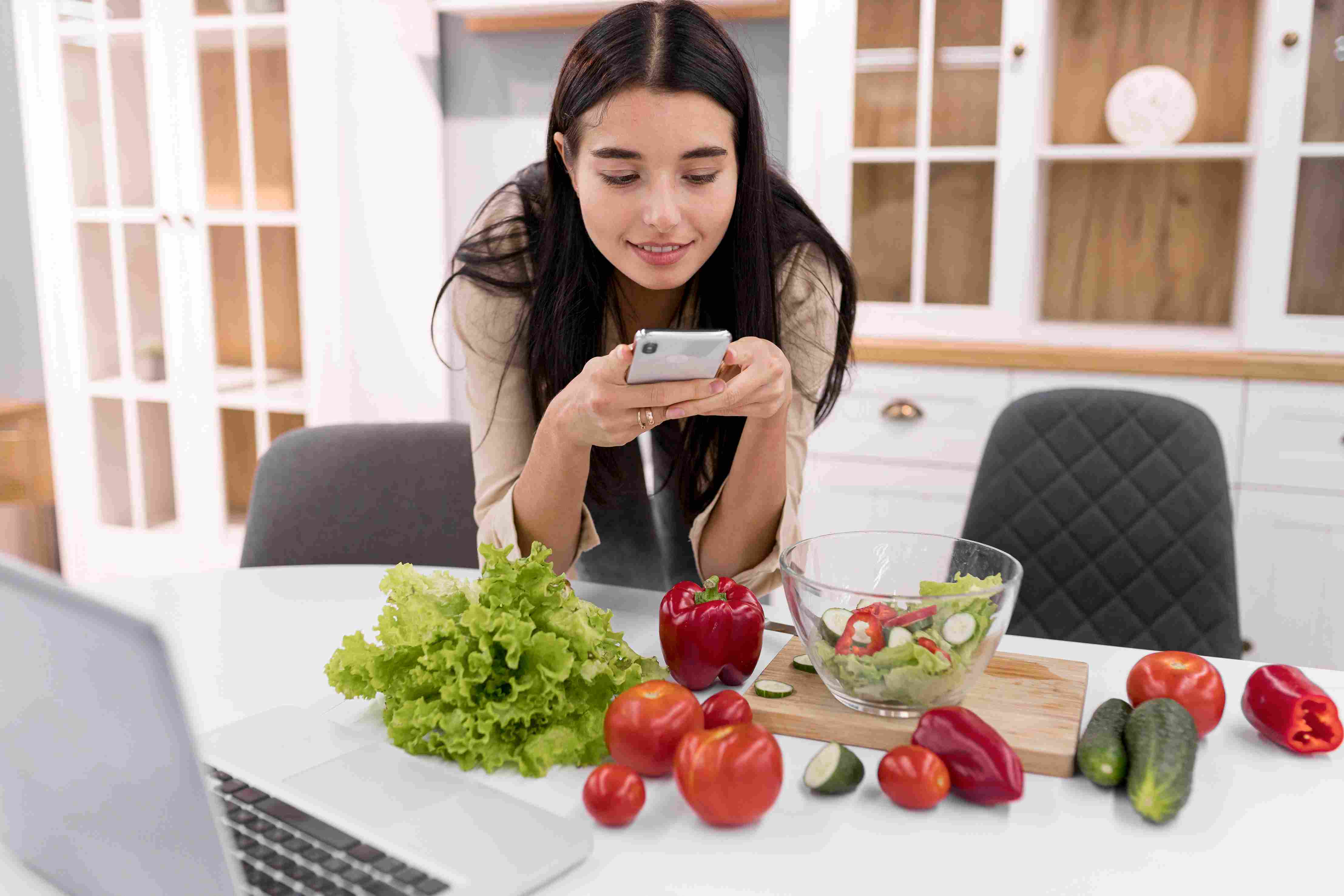 Mujer filmando un video de cocina con ingredientes frescos - cómo hacer videos UGC