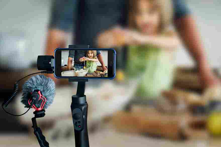 Niña bloguera de cocina filmando un video - UGC Marketing