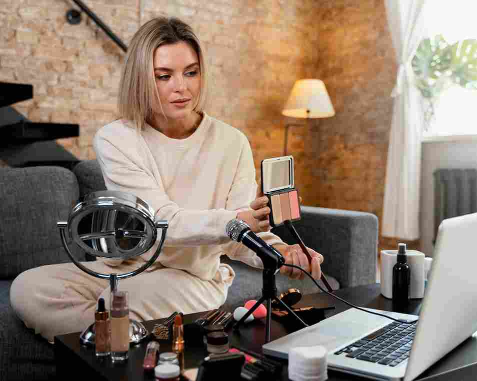 Joven haciendo un vlog de belleza en casa - UGC Marketing 