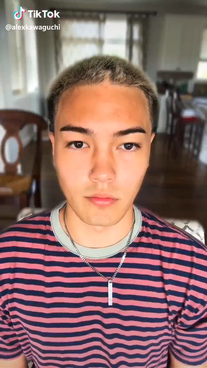 Ejemplo de Branded Effects en TikTok con un usuario interactuando con un efecto de marca personalizado